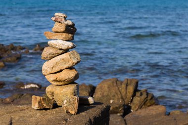 Okyanus arka plan ile taş yığını