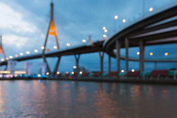 Blurred bokeh lights suspension bridge over watergate river front, abstract background — Stock Photo, Image