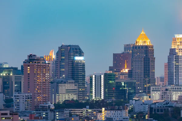 Edificio per uffici con cielo blu chiaro sfondo, Bangkok Thailandia — Foto Stock