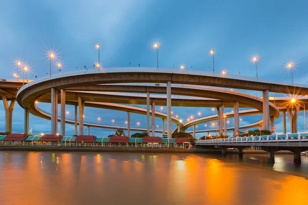 青い夕暮れ空背景川前面交換ラウンド高速道路 — ストック写真