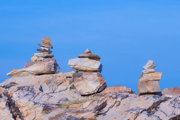 Rock stack over stone with clear blue sky background — Stock Photo, Image