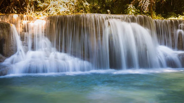 Floresta profunda cachoeira natural — Fotografia de Stock