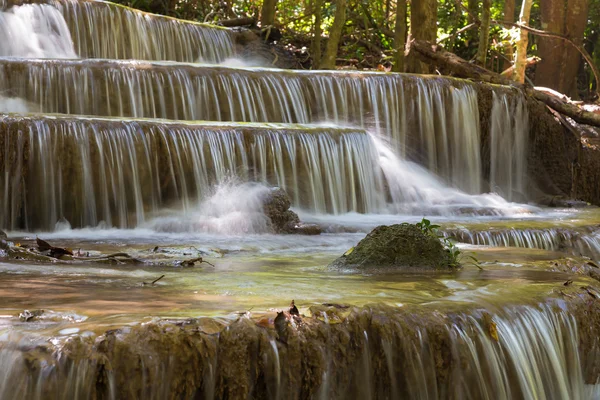Cachoeiras naturais de múltiplas camadas na floresta profunda, close-up — Fotografia de Stock