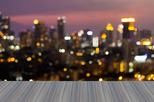 Apertura de piso de madera, abstracto borrosa luces vista nocturna, edificio de oficinas de la ciudad — Foto de Stock