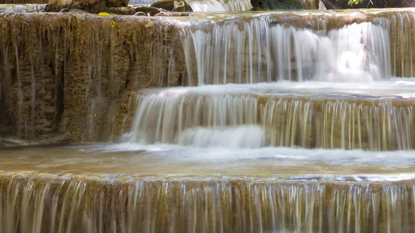 Bliska wielu warstw wodospad, naturalny krajobraz tła — Zdjęcie stockowe