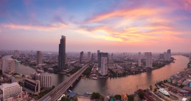 Bangkok şehir nehir güzel günbatımı gökyüzü ile havadan görünümü kavisli 