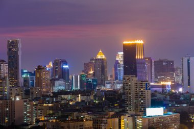 Gece şehir alacakaranlık gökyüzü arka plan ile ışık