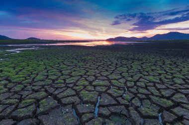 Güzel günbatımı gökyüzü arka plan ile doğal kırık kara
