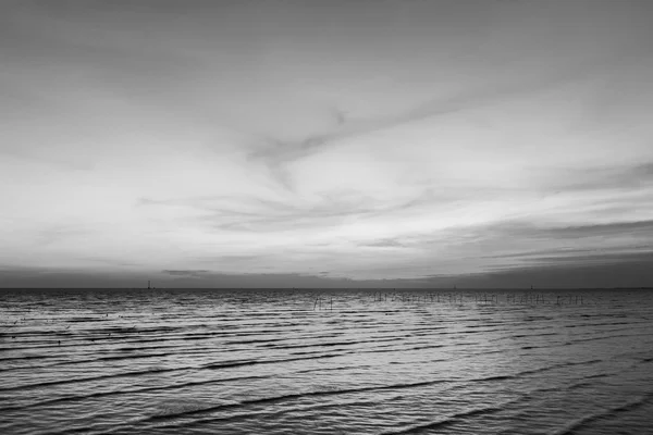 Schwarz-weiß, Skyline-Küste mit wunderschönem natürlichen Himmel — Stockfoto