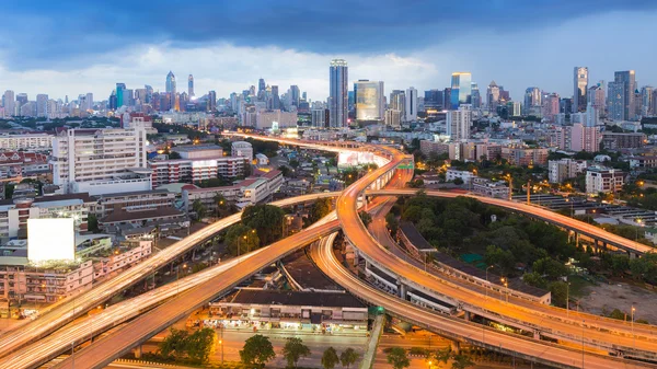Bangkok city highway stosowane zamiennie z biurowca tło — Zdjęcie stockowe