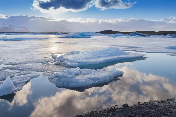 Güzel kış doğal lagün gökyüzü yansıması ile — Stok fotoğraf