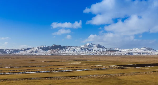 Paesaggio montano naturale islandese con cielo blu — Foto Stock