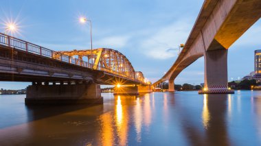 Yeni ve eski Bangkok köprüyü Nehri