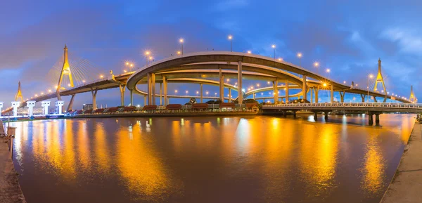 Soumrak twin visutý most řeka přední světlo noční pohled — Stock fotografie