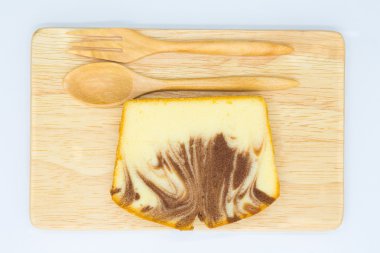 Ev yapımı mermer tereyağı pasta ahşap tahta üzerinde