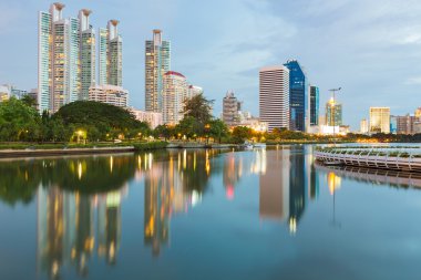 Göle, Bangkok Tayland yansıması ile bina şehir ofisi