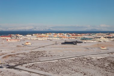 Kış manzara manzarası içinde küçük bir köy
