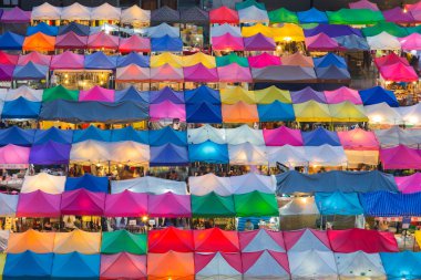 Birden çok renk gece Pazar çatı üst