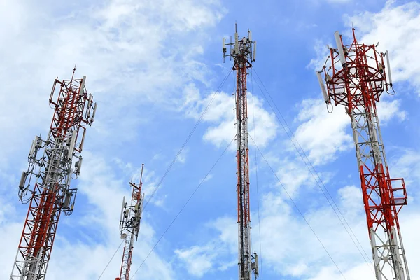 Telecommunicatietoren tegen blauwe lucht — Stockfoto