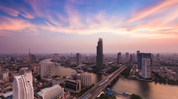 Aerial view Bangkok city river curved with beautiful after sunset — Stock Photo, Image