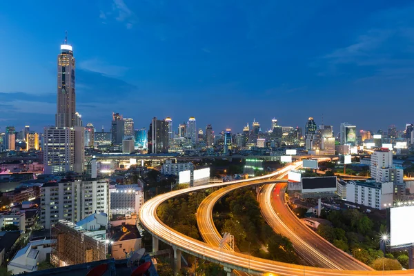 Crepúsculo céu fundo, centro da cidade e rodovia trocados, exposição longa, Bangkok Tailândia — Fotografia de Stock