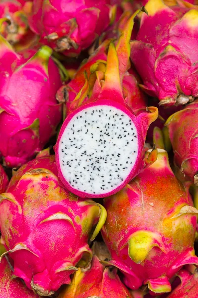 Fruits du dragon sur le marché — Photo