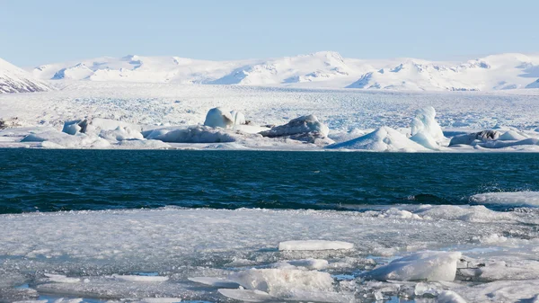 冬には、アイスランドの自然の風景の冬の湖 — ストック写真