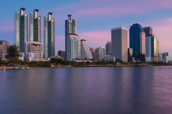 Edificio de oficinas frente al agua — Foto de Stock