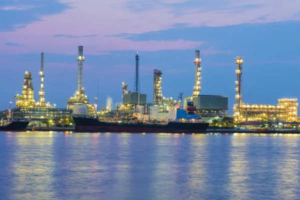 Petróleo refinería luz vista nocturna frente al río — Foto de Stock