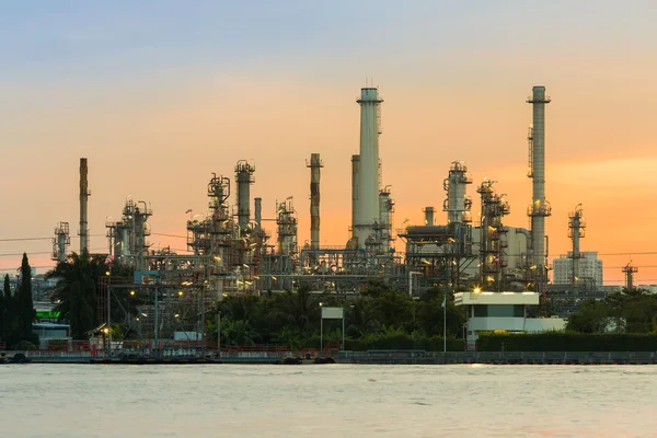 Sunrise over Oil refinery river front — Stock Photo, Image