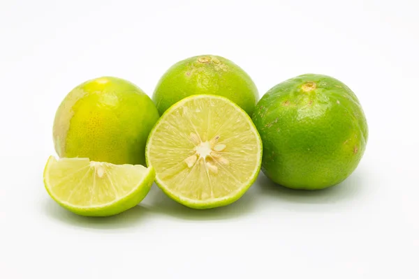 Skiva Lime på vit — Stockfoto