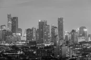 Siyah ve beyaz, ofis binası şehir merkezinde