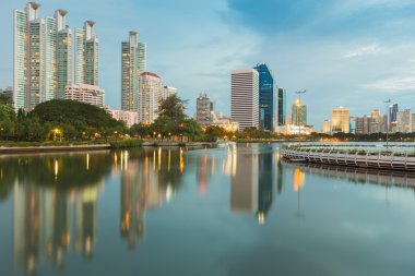 City modern ofis yansıması kamu Park ile Binası