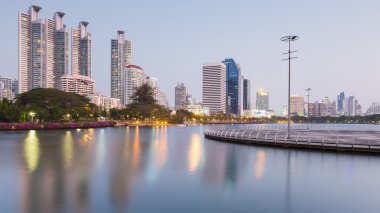 Modern ofis binası yansıma su Gölü ile