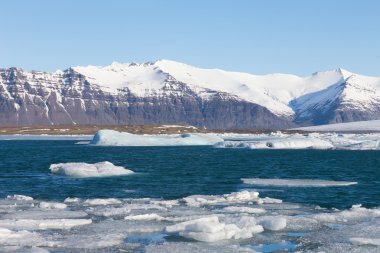 İzlanda kış lagün dağ arka plan ile