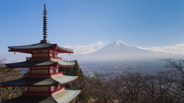 Mt. Fuji volkan kırmızı Chureito Pagoda arkasından görüntülendi