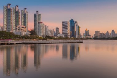 Şehir Parkı gölde üzerine bina