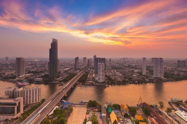 Havadan görünümü Bangkok nehir kentin şehir merkezinde ile dramatik gökyüzü günbatımı sonra