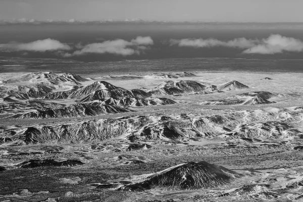 Noir et blanc, Vue de dessus, saison d'hiver skylin de montagne — Photo