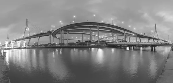 Preto e branco, Panorama Twin ponte suspensa — Fotografia de Stock