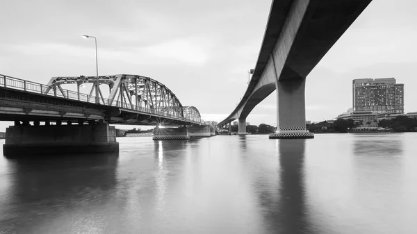 Черное и белое, Новый и старый бангкокский мост через реку — стоковое фото