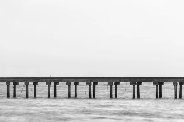 Černá a bílá, pěší cestu přes moře — Stock fotografie