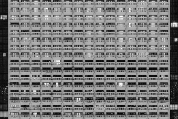 Zwart-wit, modern appartement venster — Stockfoto