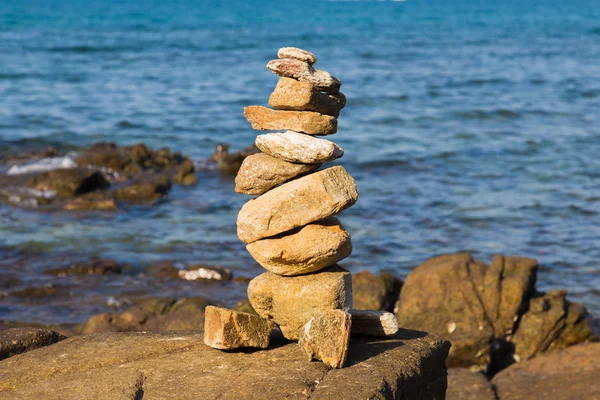 Pilha de pedra sobre rocha do mar com oceano — Fotografia de Stock