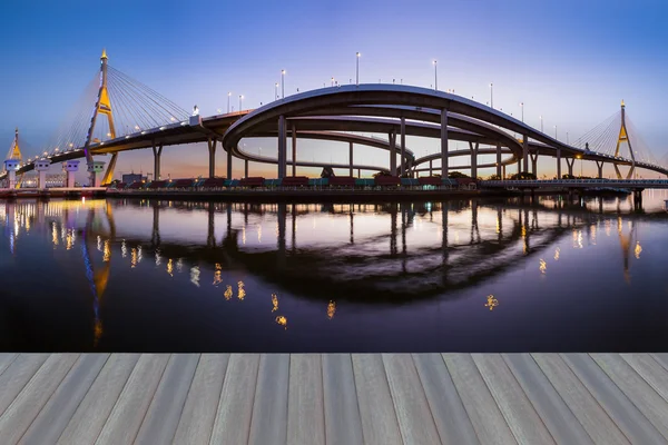Sich öffnender Holzboden, Panorama-Zwillingshängebrücke, die mit der Autobahn verbunden ist — Stockfoto