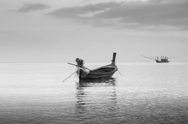 Siyah ve beyaz, yalnız küçük tekne bitirme