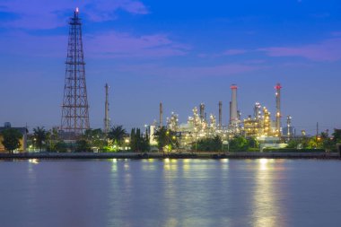 Petrol rafinerisi nehir açık alacakaranlıkta, endüstriyel üretim