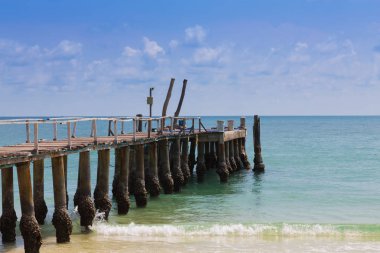 Pier deniz mavi gökyüzü arka plan, doğal peyzaj arka plan üzerinde