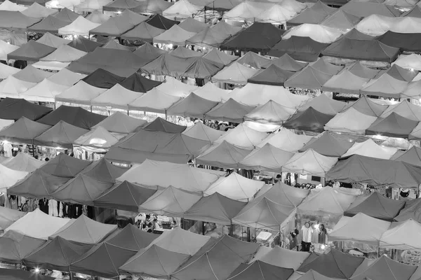 Zwart-wit, bovenaanzicht op het dak stad — Stockfoto