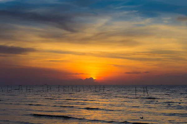 Pôr do sol sobre a costa — Fotografia de Stock